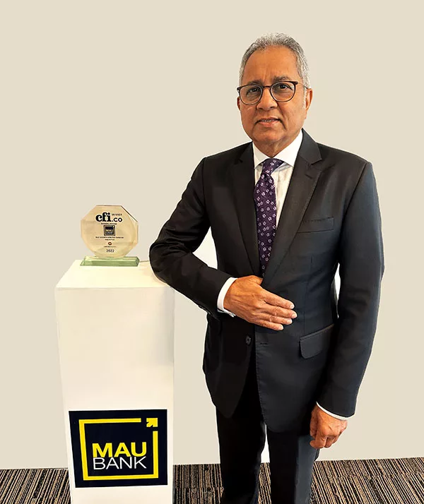 MauBank CEO with CFI award