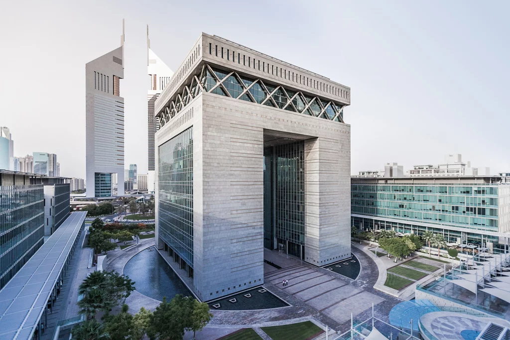 Дубай: здание ворот DIFC