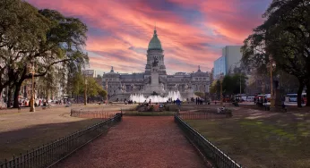 Argentina Looks to Eccentric Outlier For an Economic Fix