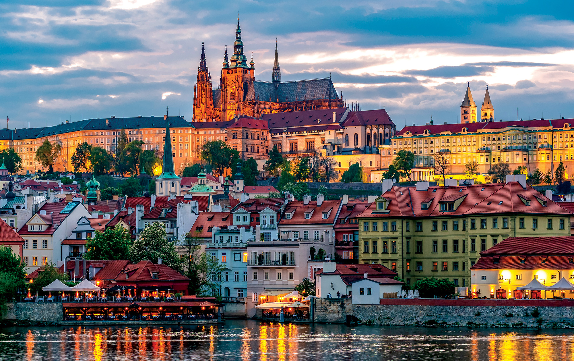 Czech Republic: Prague Castle with St Vitus Cathedral over Lesser Town (Malá Strana)